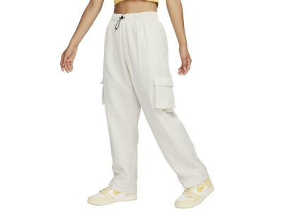 Nike ホワイト カジュアルパンツ　長ズボン　白　ナイキ　ストレート　チノパン Nike ホワイト カジュアルパンツ 長ズボン 白 ナイキ ストレート