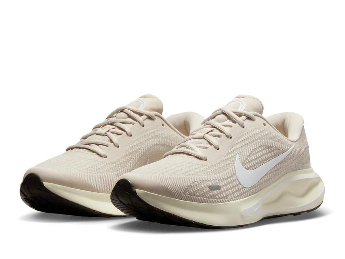 ナイキ NIKE JOURNEY RUN ジャーニーラン レディース ベージュ