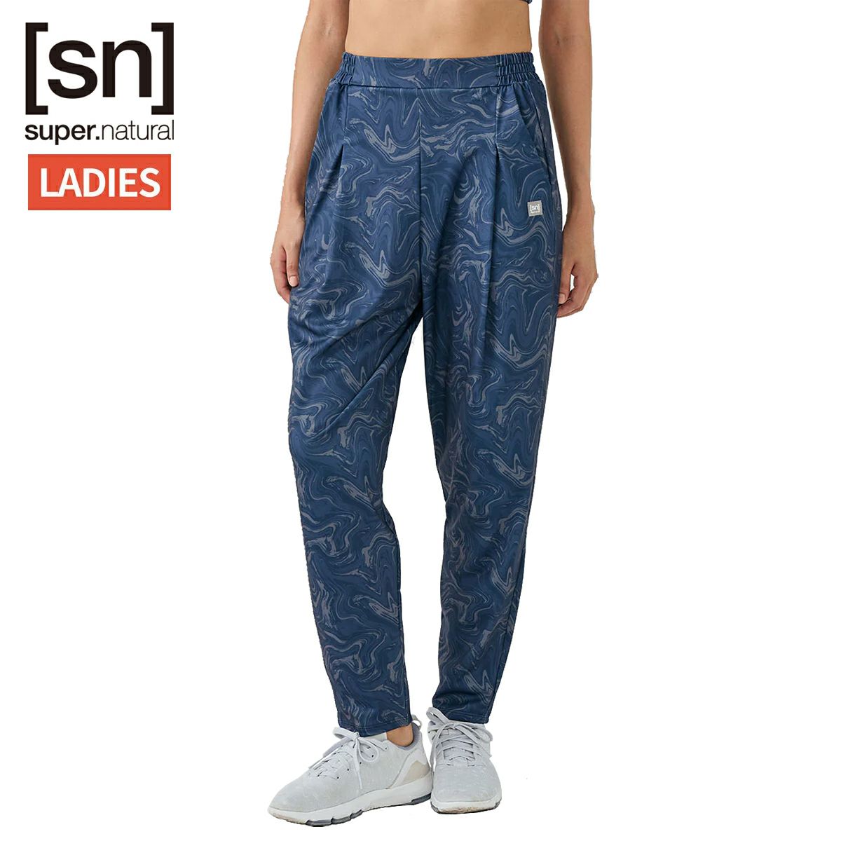 スーパーナチュラル sn super.natural エスエヌ テーパード プリント パンツ レディース ネイビー 紺 スポーツ フィットネス ロング パンツ SNWJ10241-J114 スーパーナチュラル エスエヌ テーパード プリント パンツ レディース